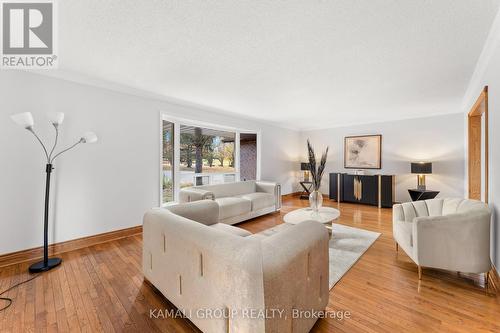 1182 Kingdale Road, Newmarket, ON - Indoor Photo Showing Living Room