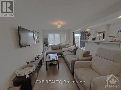 113 Cranesbill Road, Ottawa, ON - Indoor Photo Showing Living Room