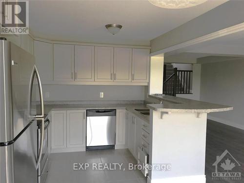 113 Cranesbill Road, Ottawa, ON - Indoor Photo Showing Kitchen