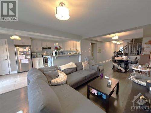 113 Cranesbill Road, Ottawa, ON - Indoor Photo Showing Living Room