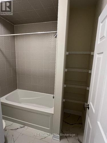 2082 Coppenwood Common, Burlington, ON - Indoor Photo Showing Bathroom