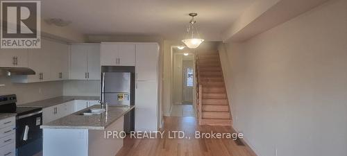 2082 Coppenwood Common, Burlington, ON - Indoor Photo Showing Kitchen With Upgraded Kitchen