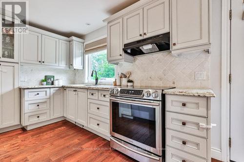 444 Lincoln Gate, Oakville, ON - Indoor Photo Showing Kitchen With Upgraded Kitchen