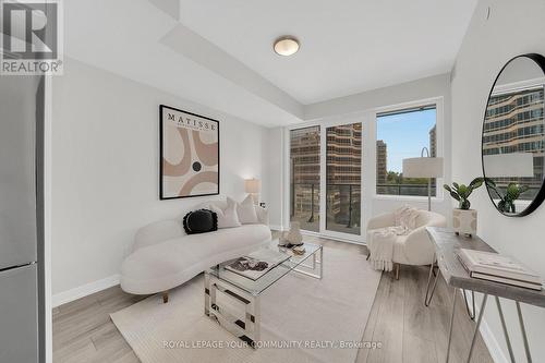 611 - 15 Ellerslie Avenue, Toronto, ON - Indoor Photo Showing Living Room