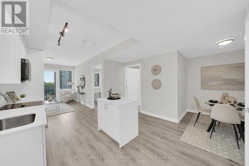 611 - 15 Ellerslie Avenue, Toronto, ON - Indoor Photo Showing Kitchen