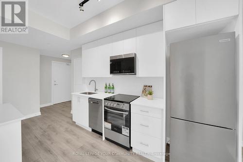 611 - 15 Ellerslie Avenue, Toronto, ON - Indoor Photo Showing Kitchen