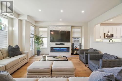 524 Sixteen Mile Drive, Oakville, ON - Indoor Photo Showing Living Room