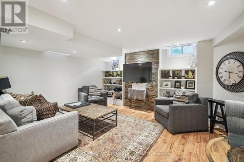 524 Sixteen Mile Drive, Oakville, ON - Indoor Photo Showing Living Room