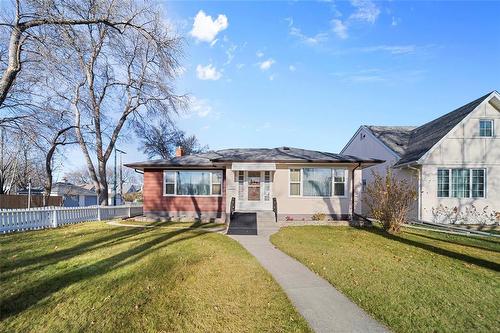 247 Smithfield Avenue, Winnipeg, MB - Outdoor With Facade