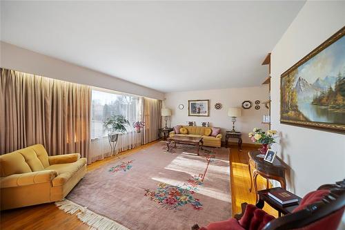 247 Smithfield Avenue, Winnipeg, MB - Indoor Photo Showing Living Room