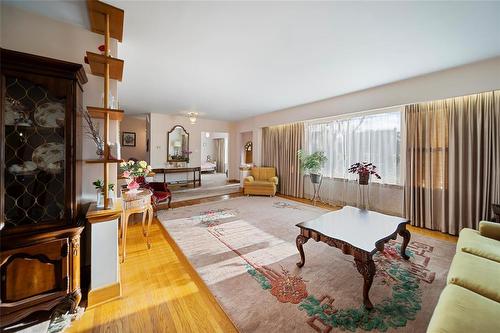 247 Smithfield Avenue, Winnipeg, MB - Indoor Photo Showing Living Room