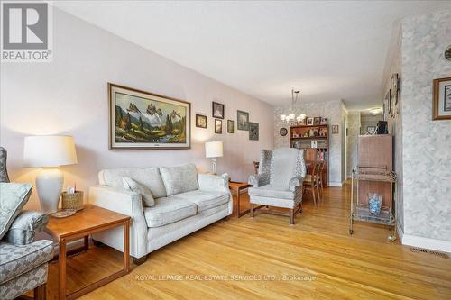 606 Abana Road, Mississauga, ON - Indoor Photo Showing Living Room