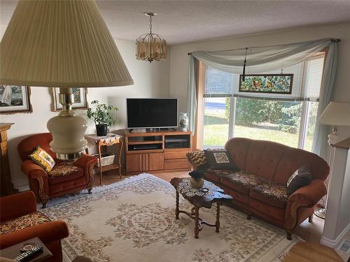 231 Durum Drive, Brandon, MB - Indoor Photo Showing Living Room