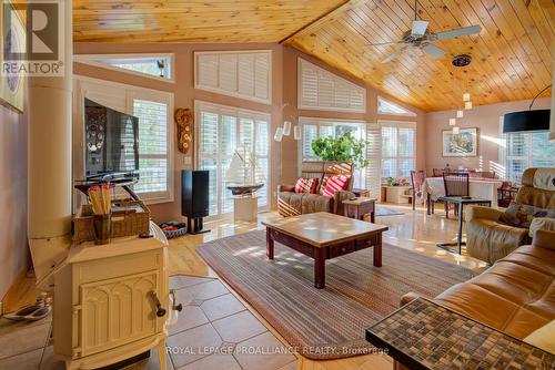 174 Mcnally'S Lane, Rideau Lakes, ON - Indoor Photo Showing Living Room