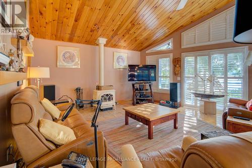 174 Mcnally'S Lane, Rideau Lakes, ON - Indoor Photo Showing Living Room