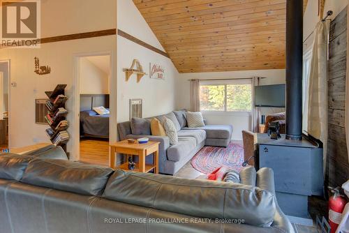 6868 Smith Lane, South Frontenac, ON - Indoor Photo Showing Living Room