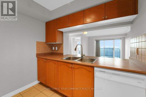 1122 - 18 Mondeo Drive, Toronto, ON - Indoor Photo Showing Kitchen With Double Sink