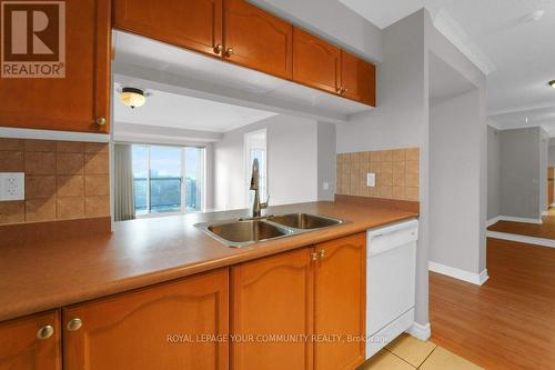 1122 - 18 Mondeo Drive, Toronto, ON - Indoor Photo Showing Kitchen With Double Sink