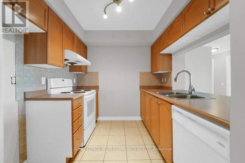 1122 - 18 Mondeo Drive, Toronto, ON - Indoor Photo Showing Kitchen With Double Sink