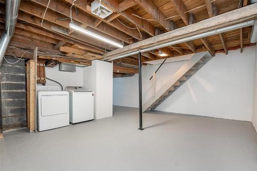 302 Hampton Street, Winnipeg, MB - Indoor Photo Showing Laundry Room