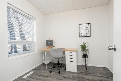 302 Hampton Street, Winnipeg, MB - Indoor Photo Showing Office