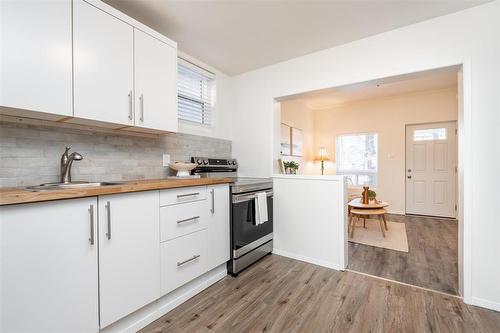 302 Hampton Street, Winnipeg, MB - Indoor Photo Showing Kitchen