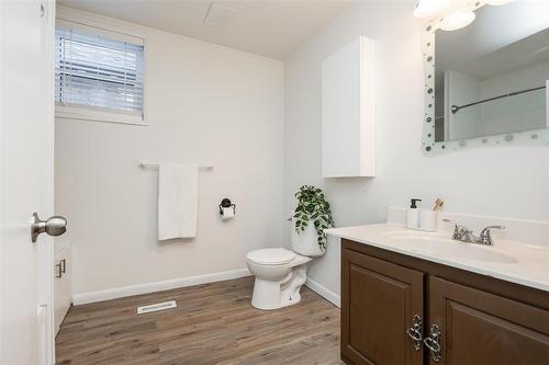 302 Hampton Street, Winnipeg, MB - Indoor Photo Showing Bathroom