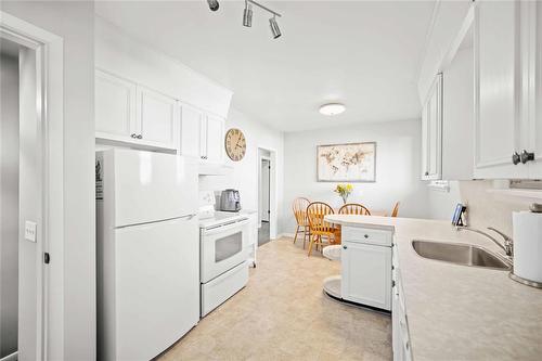 657 Prince Rupert Avenue, Winnipeg, MB - Indoor Photo Showing Kitchen