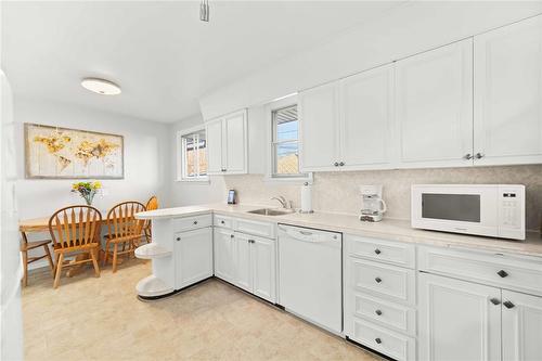 657 Prince Rupert Avenue, Winnipeg, MB - Indoor Photo Showing Kitchen