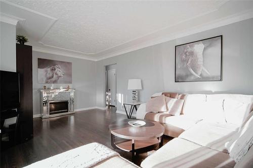 657 Prince Rupert Avenue, Winnipeg, MB - Indoor Photo Showing Living Room