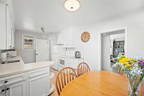 657 Prince Rupert Avenue, Winnipeg, MB - Indoor Photo Showing Dining Room