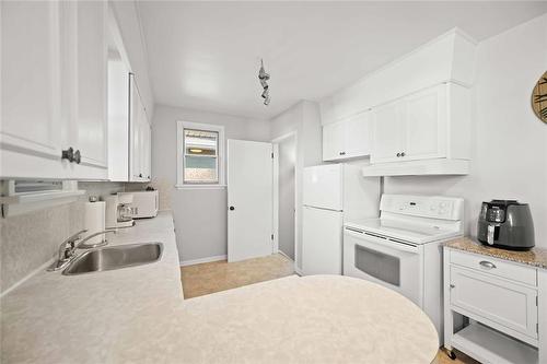 657 Prince Rupert Avenue, Winnipeg, MB - Indoor Photo Showing Kitchen