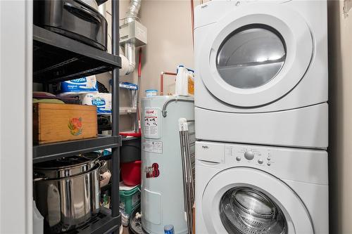 15 40 Pth 52 W Highway, Steinbach, MB - Indoor Photo Showing Laundry Room