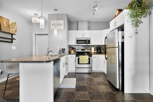 15 40 Pth 52 W Highway, Steinbach, MB - Indoor Photo Showing Kitchen With Double Sink With Upgraded Kitchen