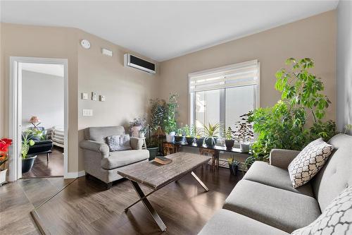 15 40 Pth 52 W Highway, Steinbach, MB - Indoor Photo Showing Living Room