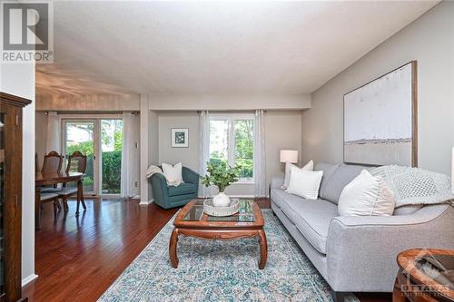 68 Ramsgate, Ottawa, ON - Indoor Photo Showing Living Room