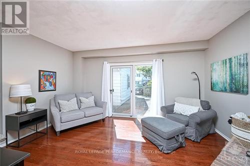 68 Ramsgate, Ottawa, ON - Indoor Photo Showing Living Room