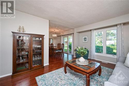 68 Ramsgate, Ottawa, ON - Indoor Photo Showing Living Room