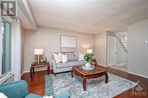 68 Ramsgate, Ottawa, ON - Indoor Photo Showing Living Room