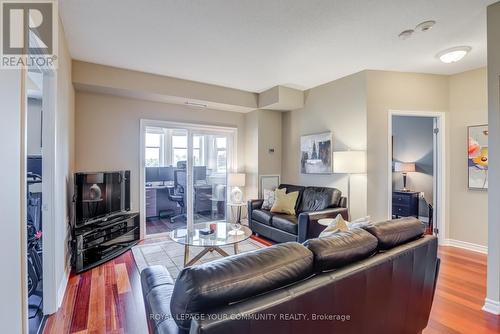 414 - 15450 Yonge Street, Aurora, ON - Indoor Photo Showing Living Room