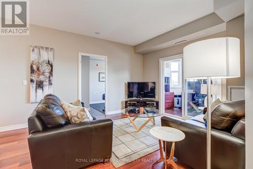 414 - 15450 Yonge Street, Aurora, ON - Indoor Photo Showing Living Room