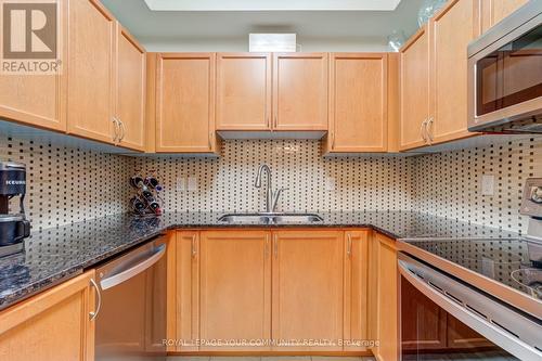 414 - 15450 Yonge Street, Aurora, ON - Indoor Photo Showing Kitchen