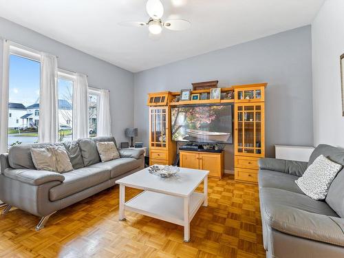 Salon - 968 Rue Wilkinson, Saint-Jean-Sur-Richelieu, QC - Indoor Photo Showing Living Room