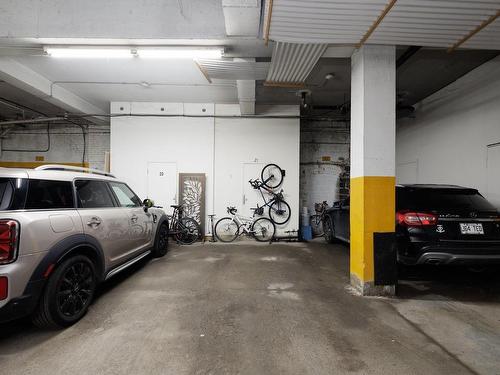 Garage - 304-3640 Rue Jeanne-Mance, Montréal (Le Plateau-Mont-Royal), QC - Indoor Photo Showing Garage