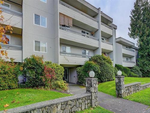 403-3235 Quadra St, Saanich, BC - Outdoor