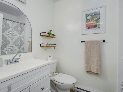 403-3235 Quadra St, Saanich, BC - Indoor Photo Showing Bathroom