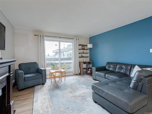 403-3235 Quadra St, Saanich, BC - Indoor Photo Showing Living Room