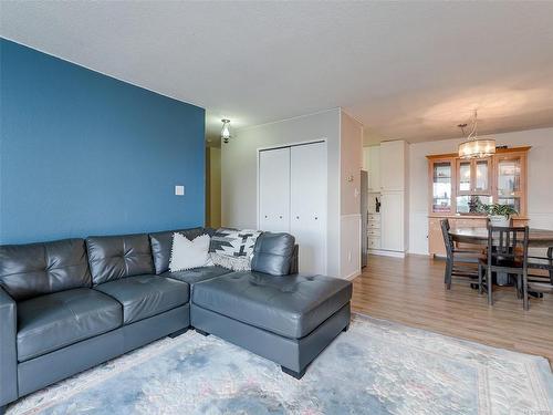 403-3235 Quadra St, Saanich, BC - Indoor Photo Showing Living Room