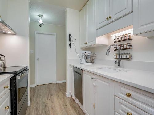 403-3235 Quadra St, Saanich, BC - Indoor Photo Showing Kitchen