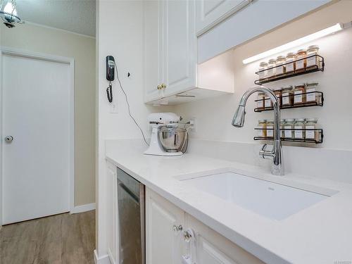 403-3235 Quadra St, Saanich, BC - Indoor Photo Showing Kitchen